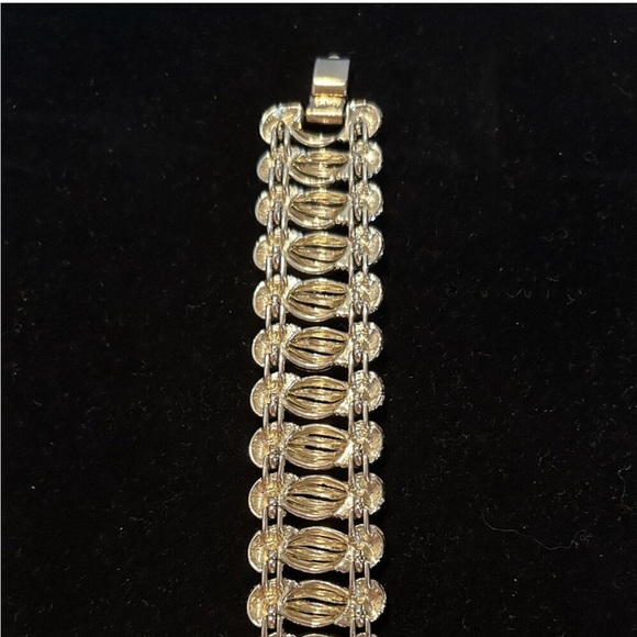 VINTAGE CORO GOLD PLATED SIGNED BRACELET - Picture 4 of 8